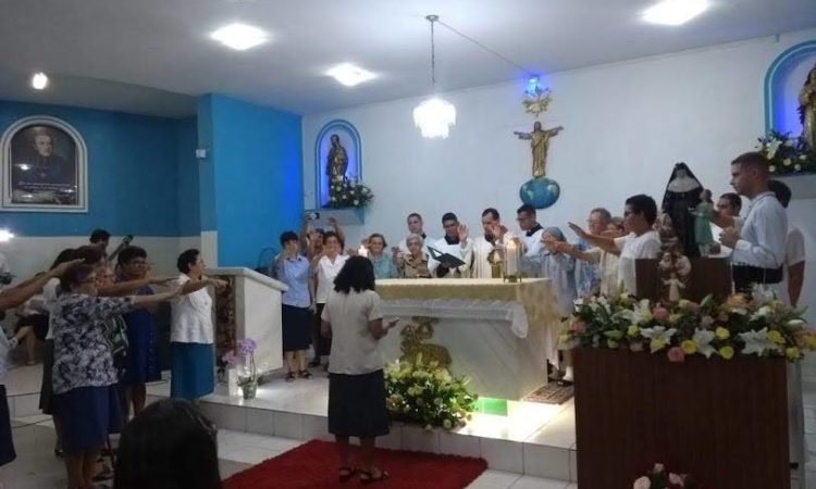 Sr Jane Luiz Bernardo bénie par ses Sœurs et les prêtres