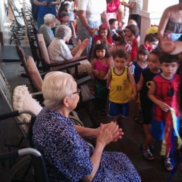 Les petits défilent pour les Sœurs âgées au Brésil