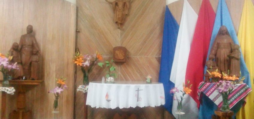 La décoration de la chapelle, fleurie et avec Sainte Émilie