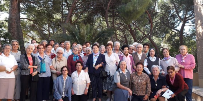 Une assemblée de Sœurs venant de différentes parties d'Espagne