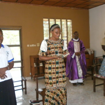 En Côte d’Ivoire, la vie continue dans la prière