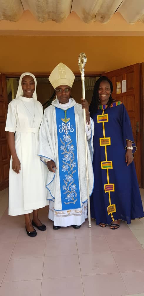 Sr Marcelle, son évêque et sa maman
