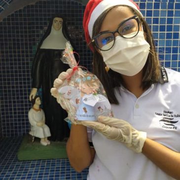 Au Brésil, les élèves reçoivent un petit cadeau pour Noël (fr/br)